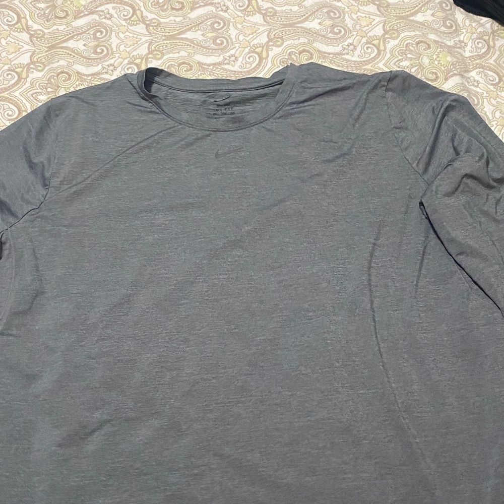Nike Women Heather Gray Long Sleeve Crew Shirt
